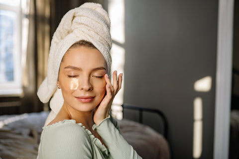 Woman wearing under-eye skincare patches during a morning routine. Photo: Yan Krukau / Pexels.