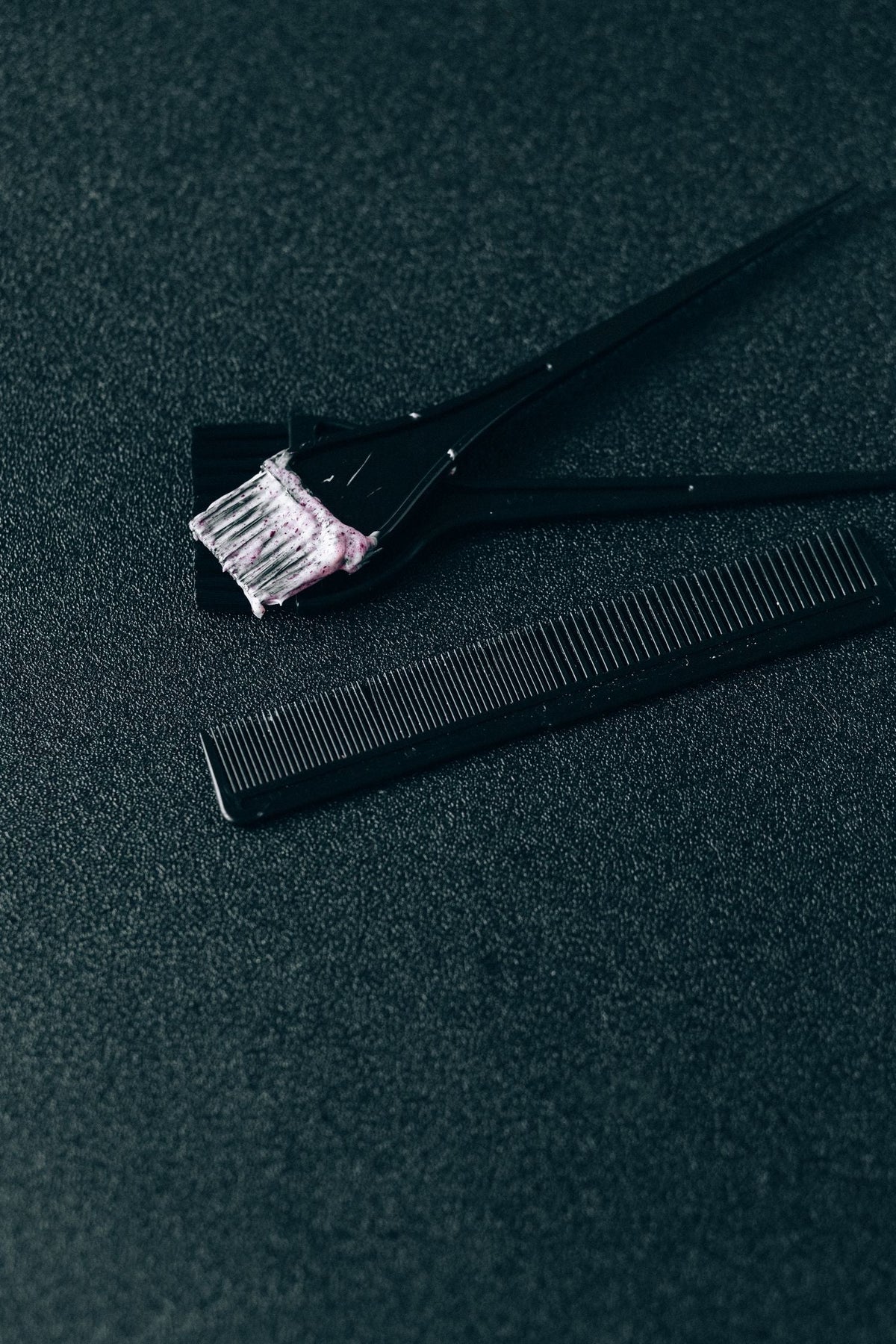 Hair comb and styling tools arranged on a table. Photo: Nataliya Vaitkevich via Pexels.