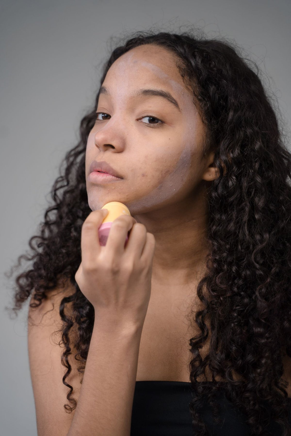 Woman blending makeup foundation with sponge, Ron Lach via Pexels