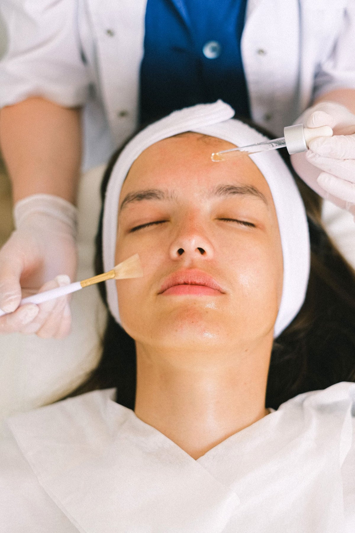 Natural close-up of facial skin in soft daylight, for a guide to purging, breakouts and irritation.